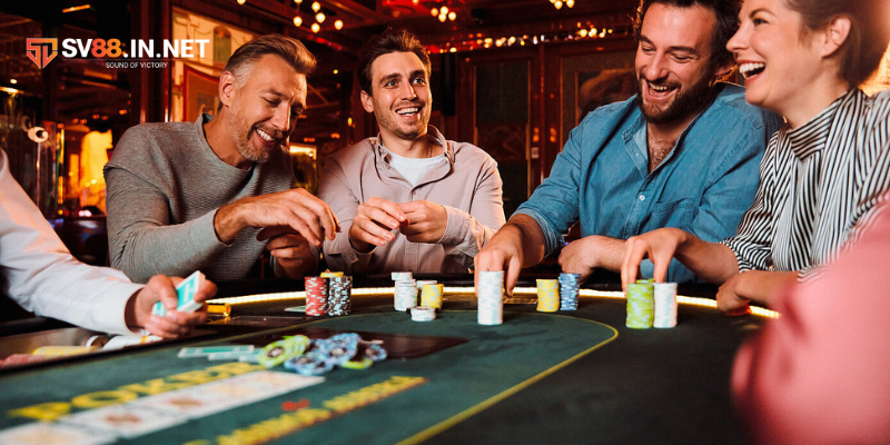Nên tìm hiểu kỹ cách chơi Poker và các chiến thuật trước khi tham gia chơi